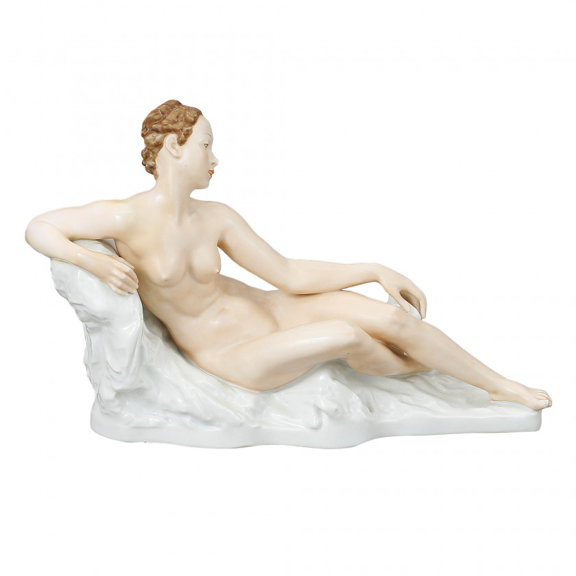 Liela porcelāna figūra “Guloša sieviete”
