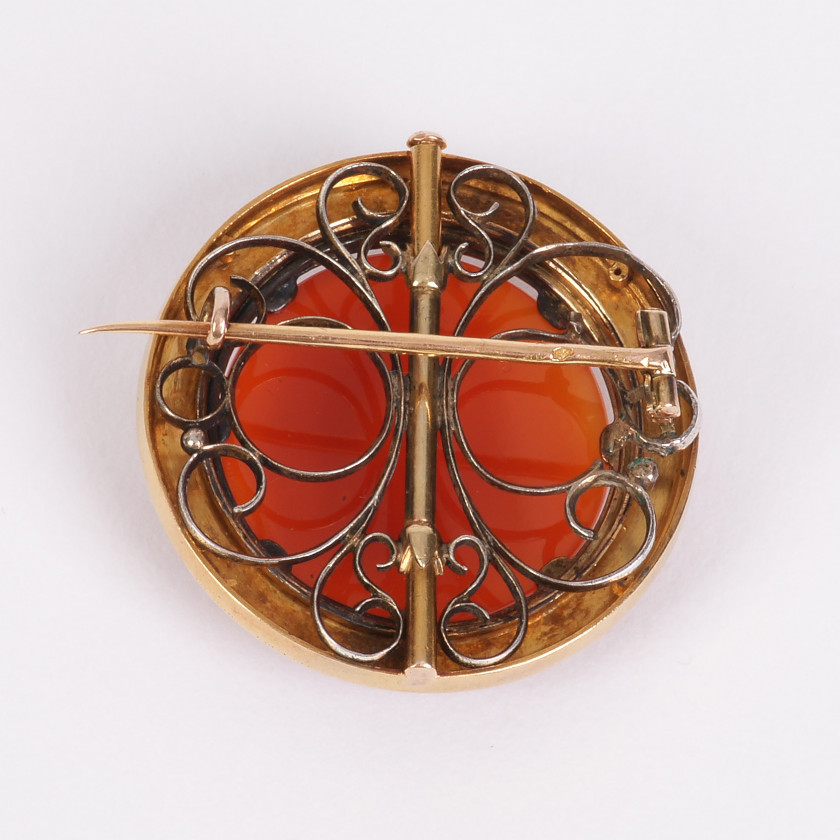 Gold brooch with chalcedony and diamonds
