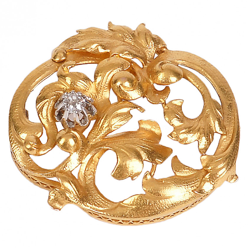 Gold brooch with a diamond