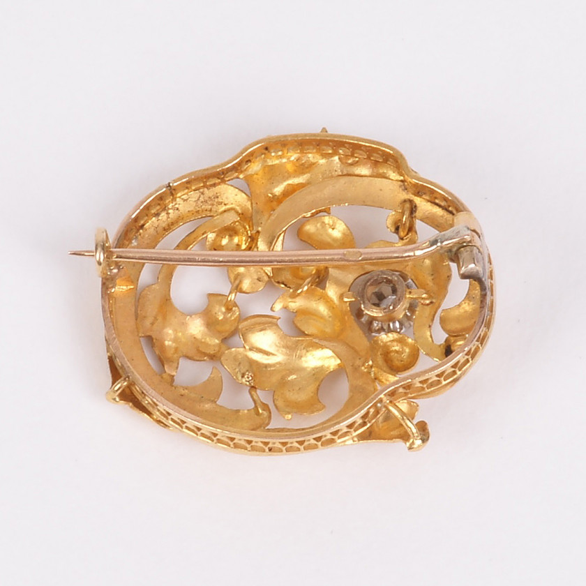 Gold brooch with a diamond