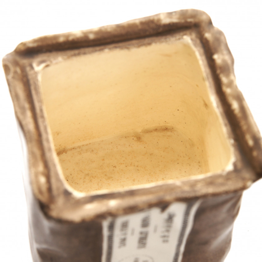 Ceramic container for tobacco