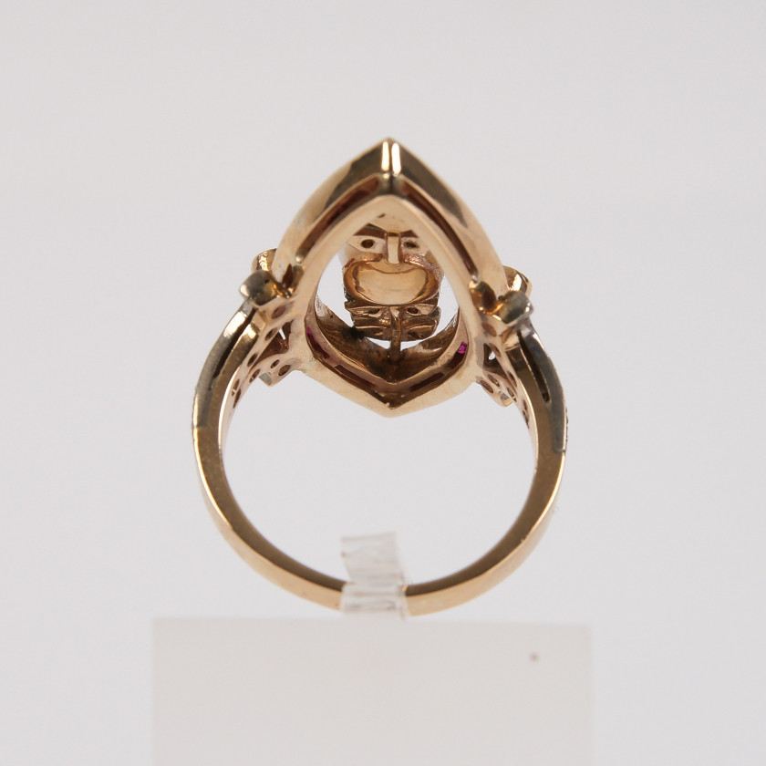 Золотое кольцо с жемчужиной, рубинами и бриллиантами