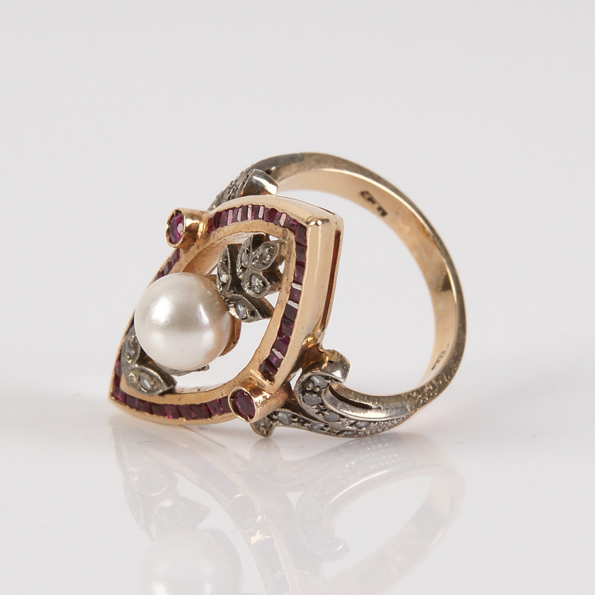 Gold ring with a pearl, rubies and diamonds