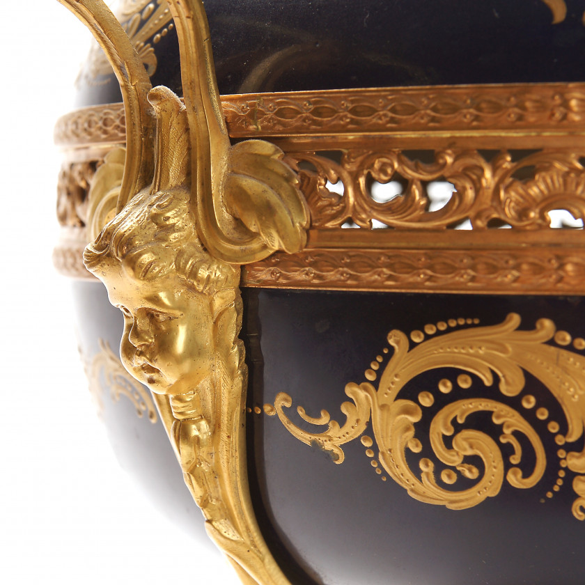 Porcelain bowl with lid from the service of the Emperor Louis Philippe