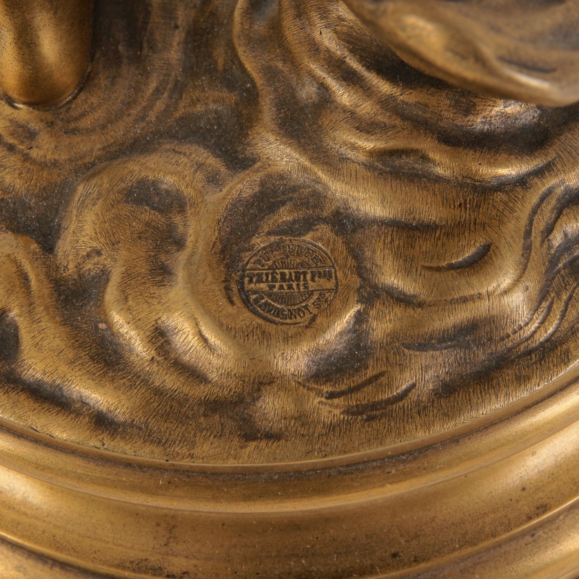 Bronzas figūre "Medību dieviete Diana" uz marmora pjedestāla