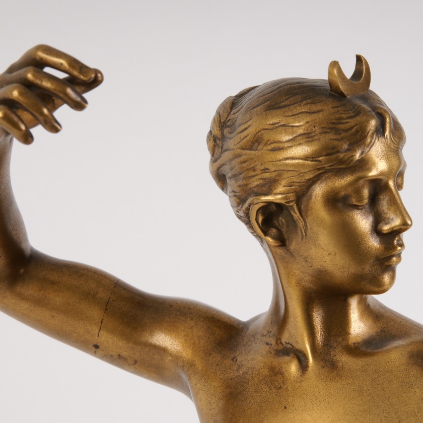 Bronzas figūre "Medību dieviete Diana" uz marmora pjedestāla