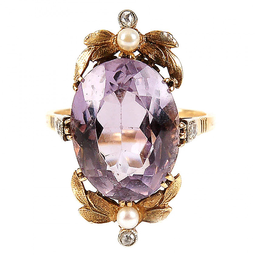 Gold ring with amethyst, diamonds and pearls