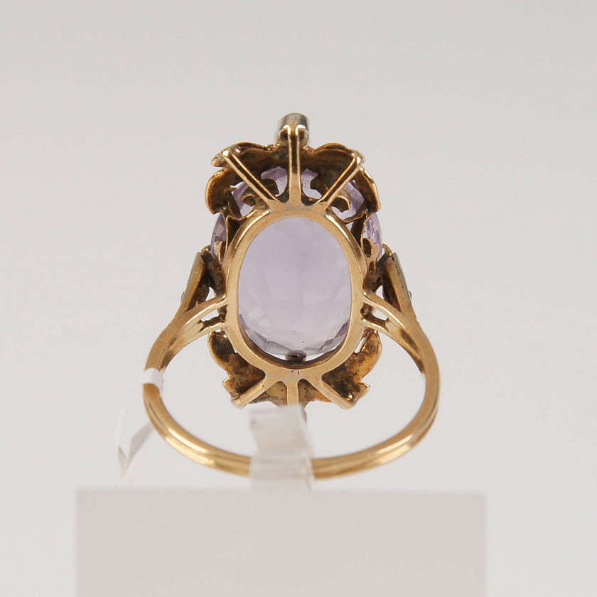 Золотое кольцо с аметистом, бриллиантами и жемчугом