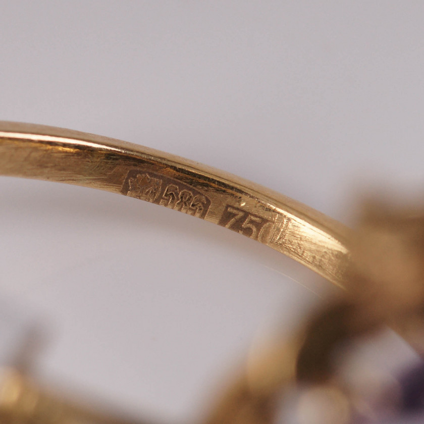 Золотое кольцо с аметистом, бриллиантами и жемчугом