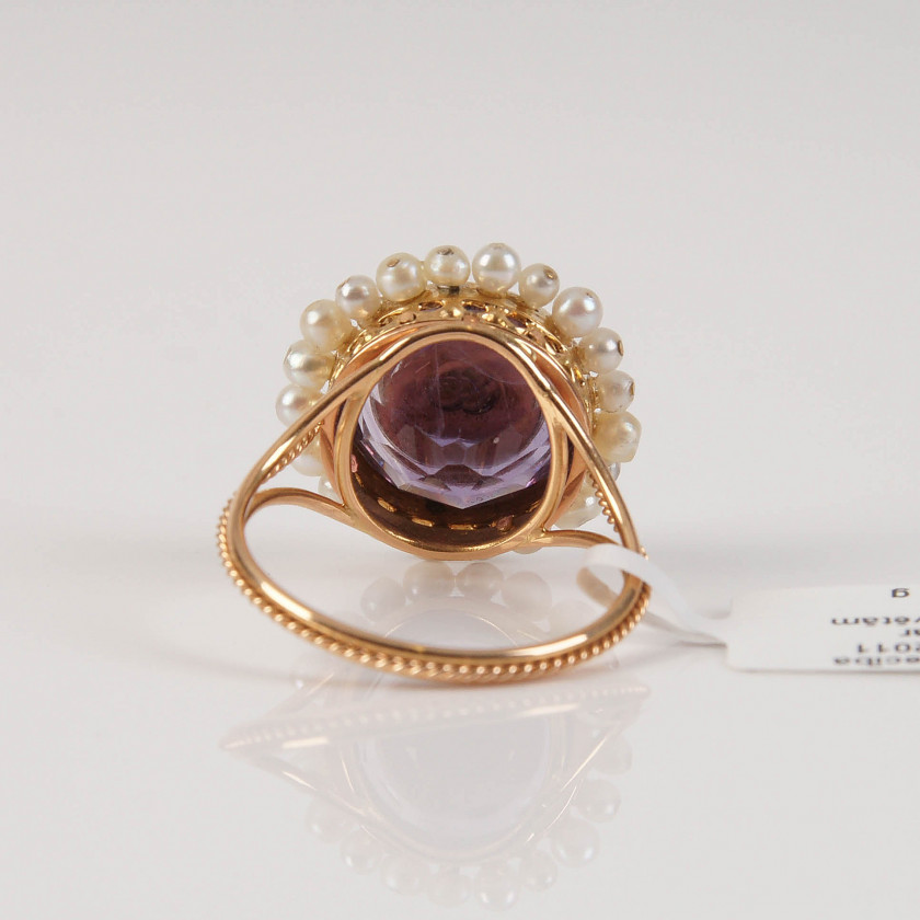 Gold ring with amethyst and pearls