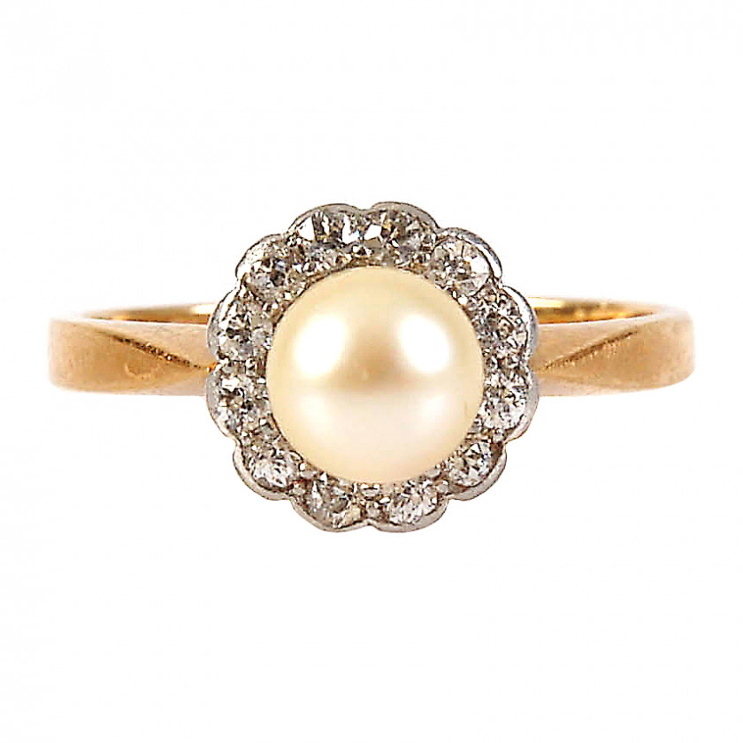 Gold ring with pearl and diamonds