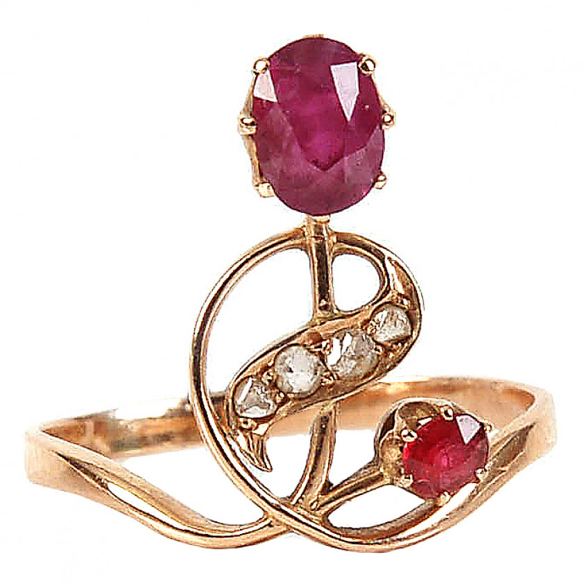 Золотое кольцо с бриллиантами, рубином и шпинелью