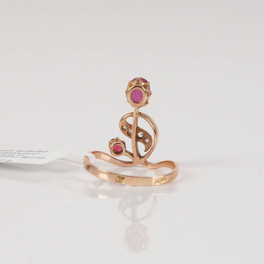 Золотое кольцо с бриллиантами, рубином и шпинелью