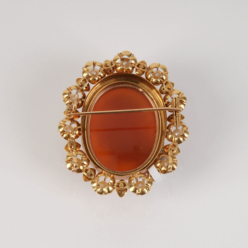Gold brooch with pearls