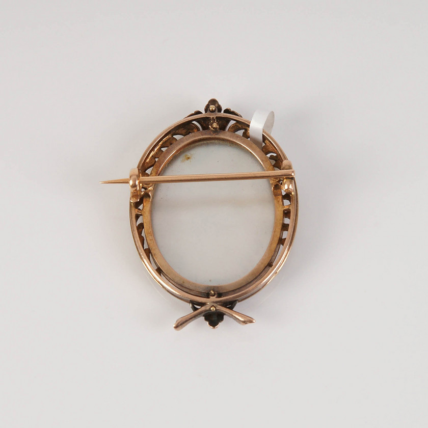 Gold brooch with miniature and diamonds