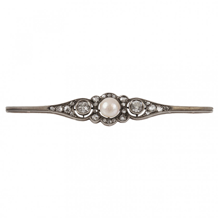 Gold brooch with a pearl and diamonds
