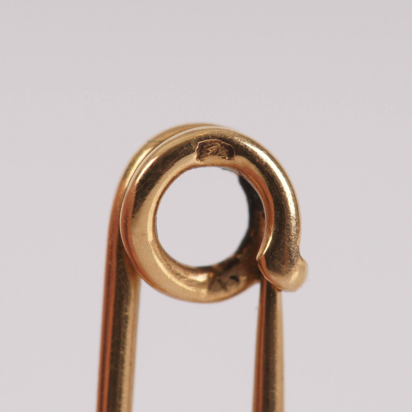 Gold pin with a pearl