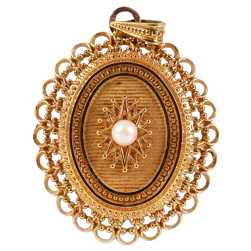 Gold pendant with a pearl
