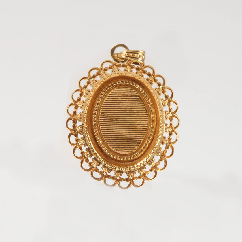 Gold pendant with a pearl