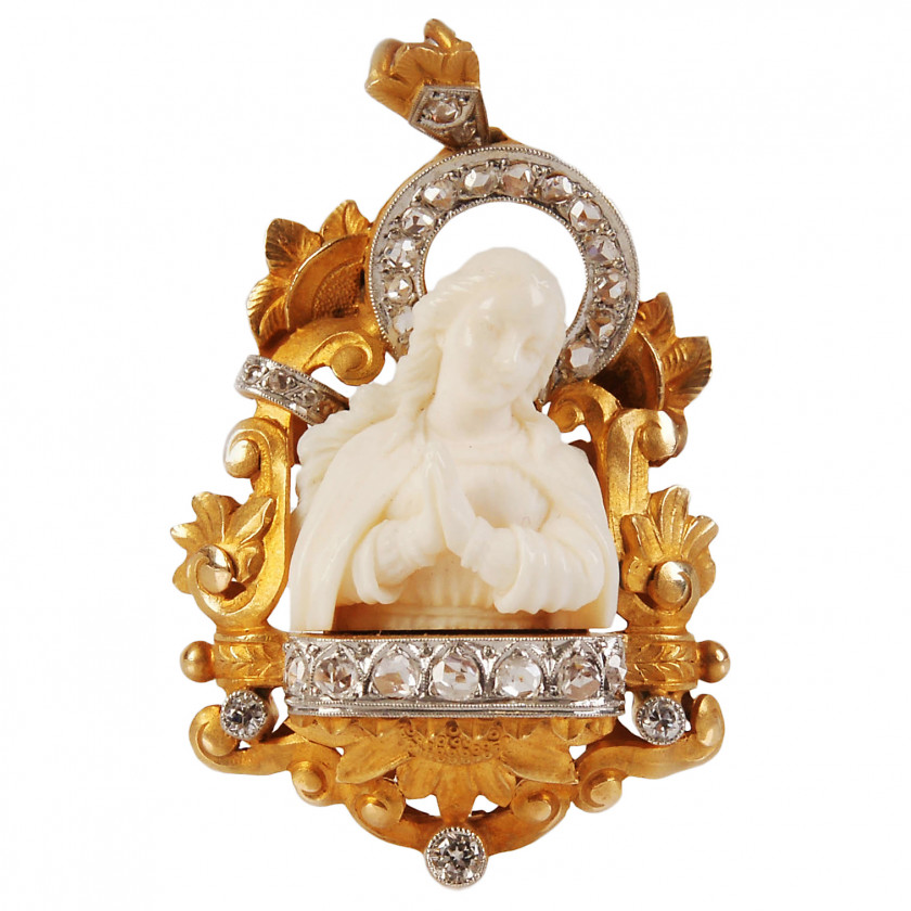 Gold pendant with ivory and diamonds