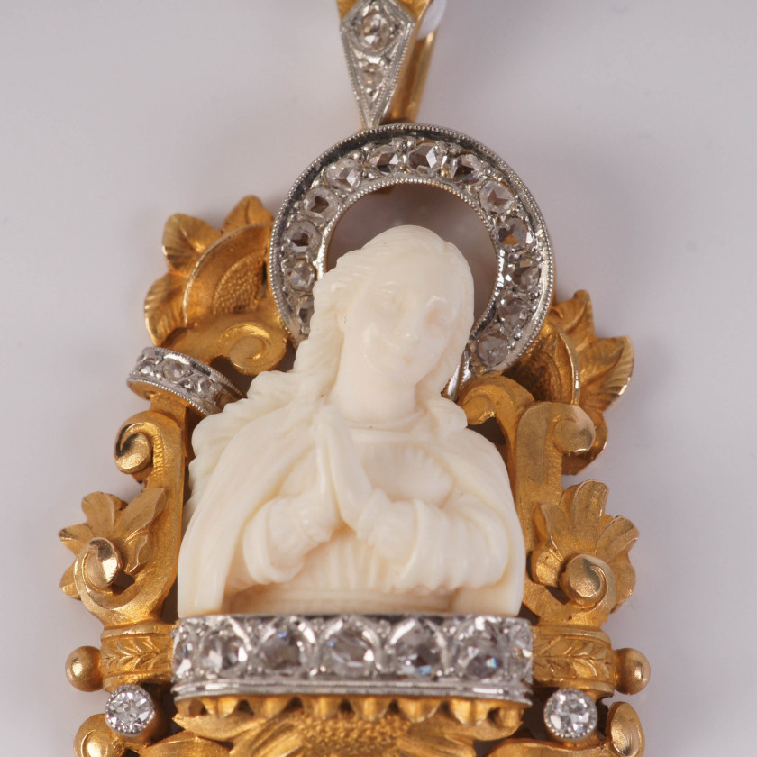 Gold pendant with ivory and diamonds