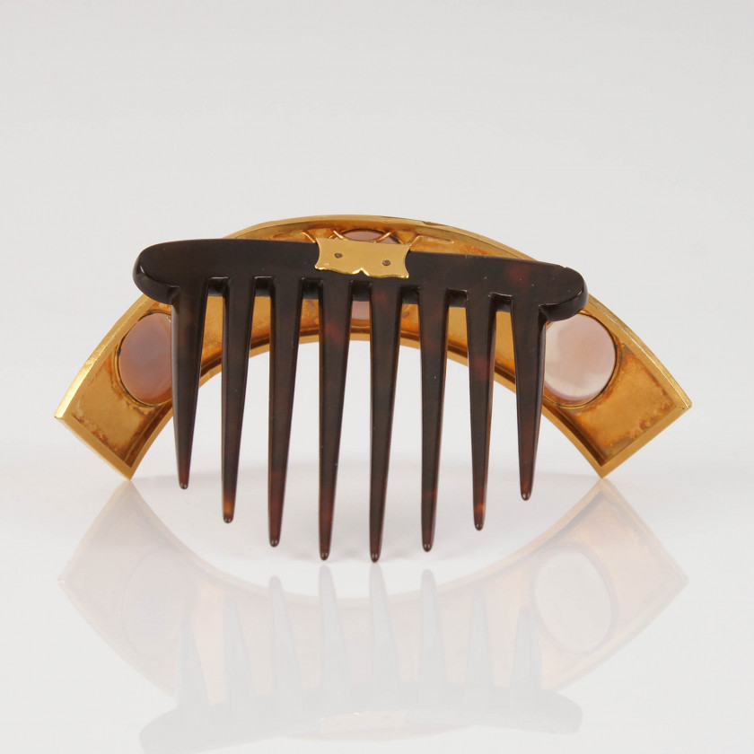 Gold hair comb with three onyx cameos