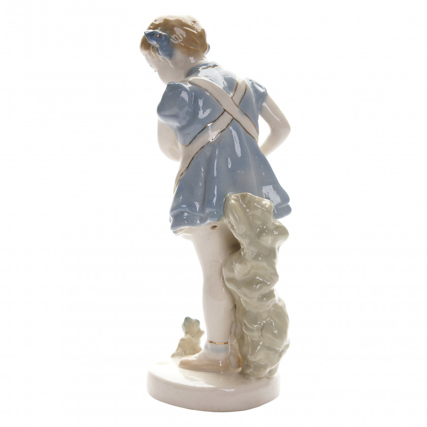 Porcelāna figūra "Meitene ar lejkannu"