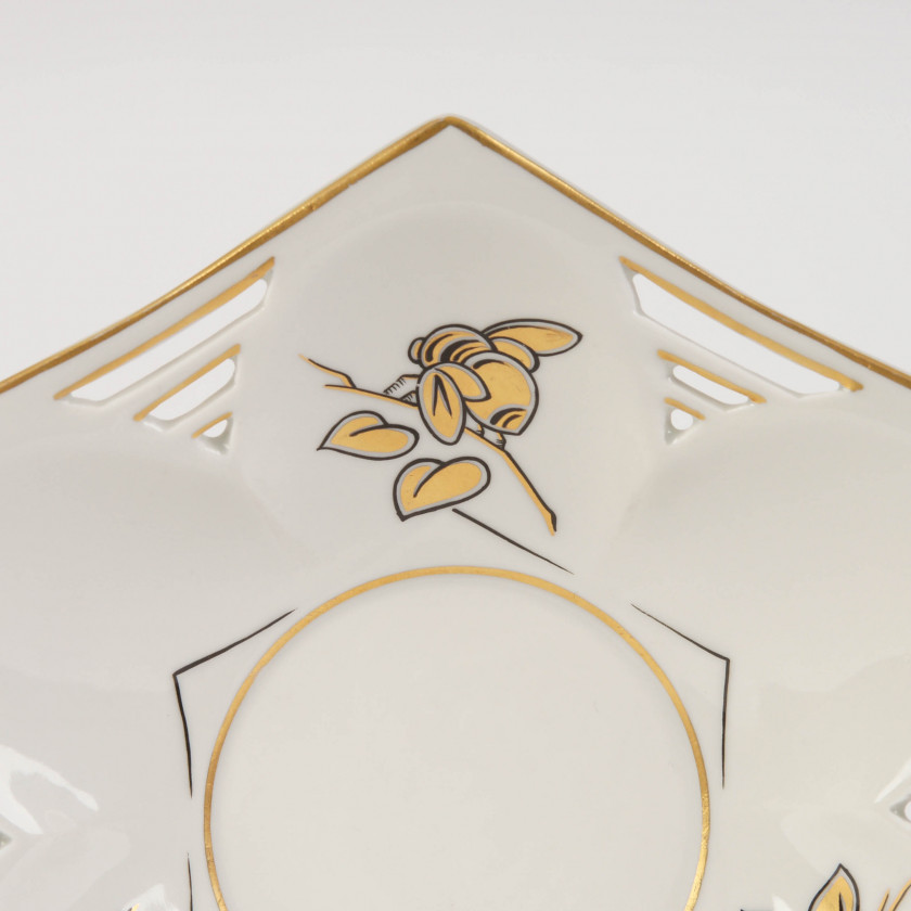 Фарфоровая тарелка с пчелами