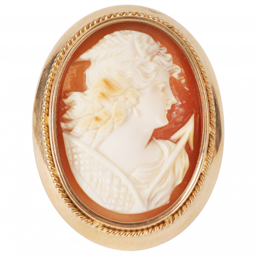 Gold ring with cameo