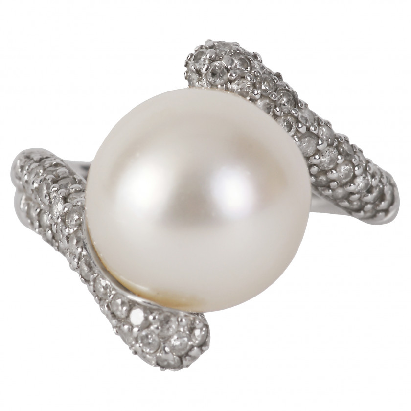 Gold ring with a pearl and diamonds