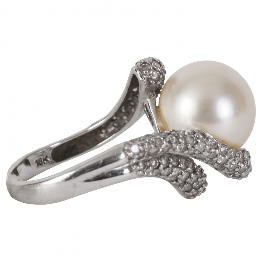 Gold ring with a pearl and diamonds
