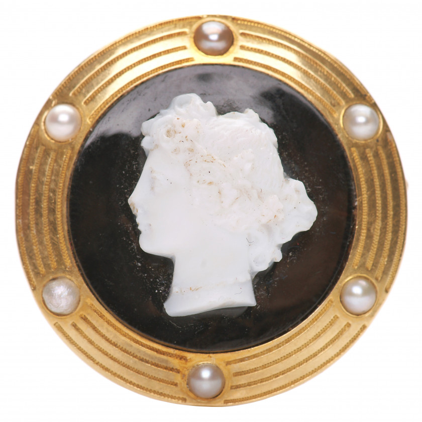 Gold brooch with chalcedony and pearls