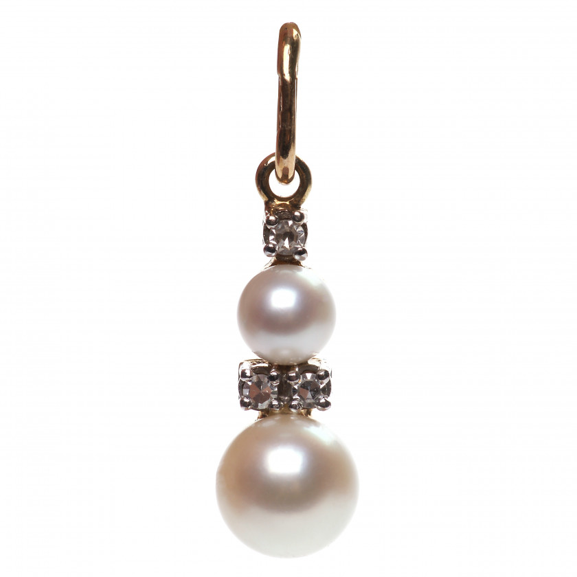 Gold pendant with pearls and diamonds