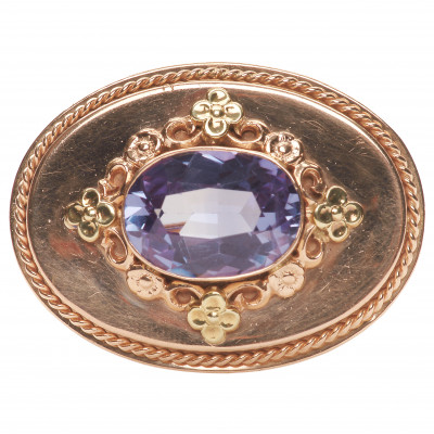 Gold brooch with alexandrite