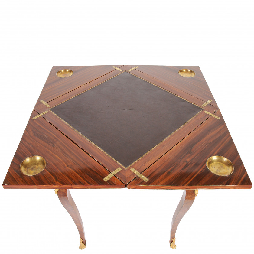 Карточный столик. Ломберный карточный столик. Карточный столик складной. Карточный стол антикварный. Ломберный столик символ.