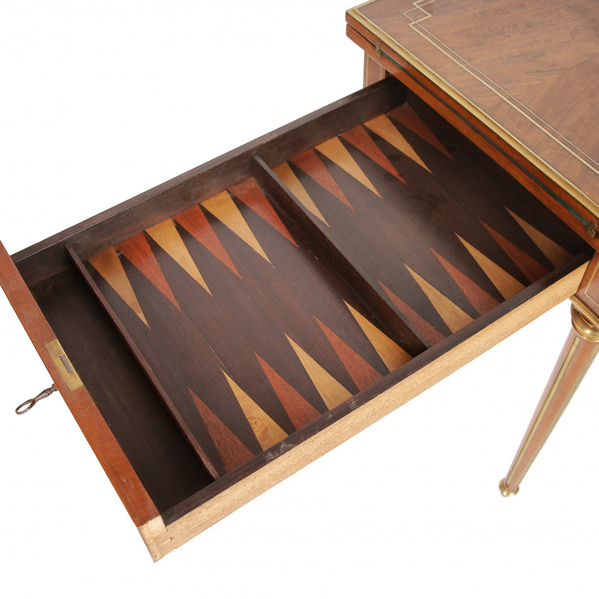 Luija XVI stila spēļu galds