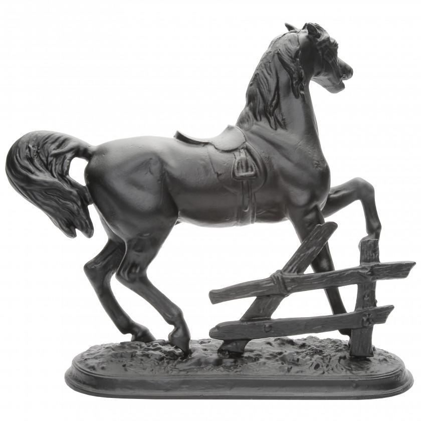 Скульптура "Конь у изгороди"