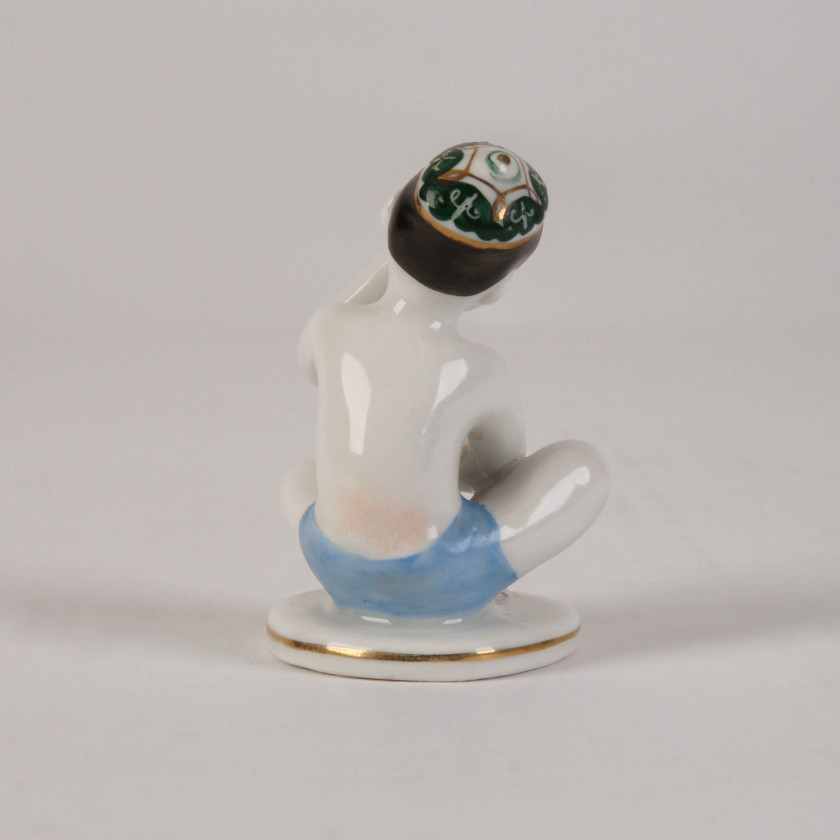 Porcelāna figūra “Zēns ar vīnogu”
