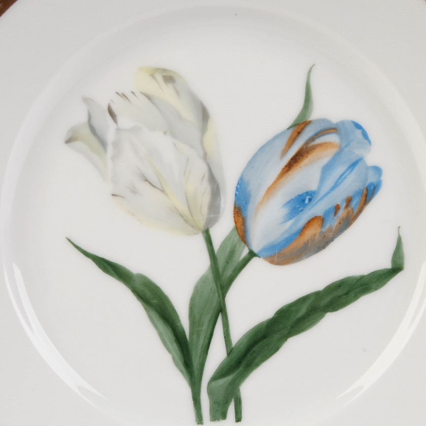 Porcelāna dekoratīvais šķīvis “Tulpes”