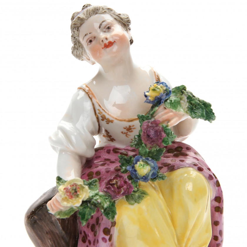 Фарфоровая фигура "Девушка с цветочной гирляндой"