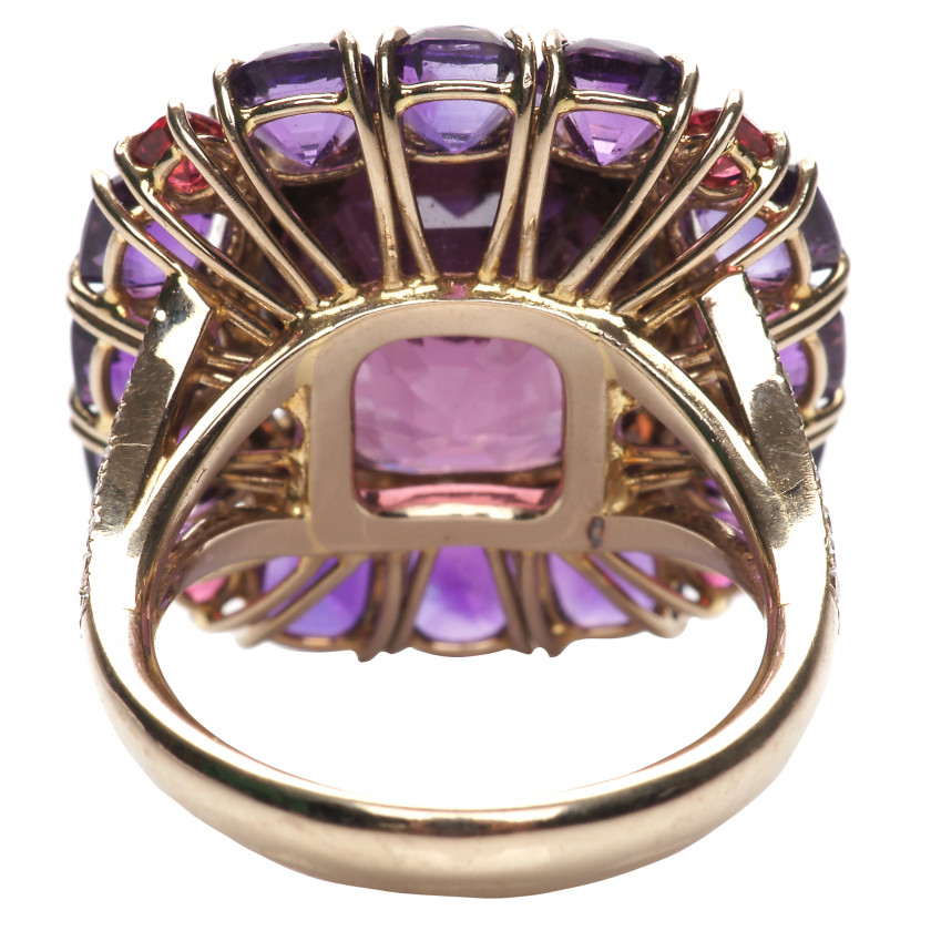 Золотое кольцо со шпинелью, аметистами и бриллиантами