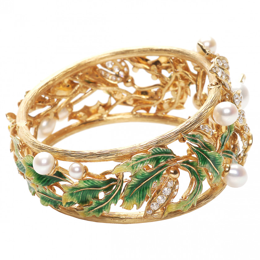 Gold bracelet with diamonds and pearls