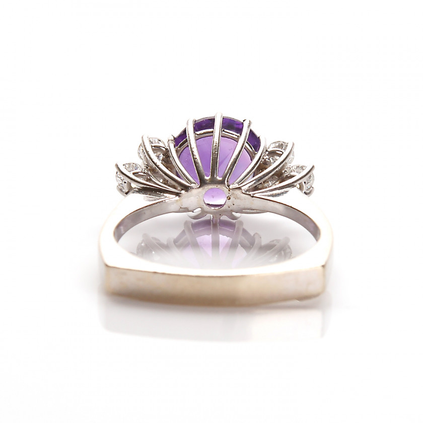 Zelta gredzens ar ametistu un dimantiem