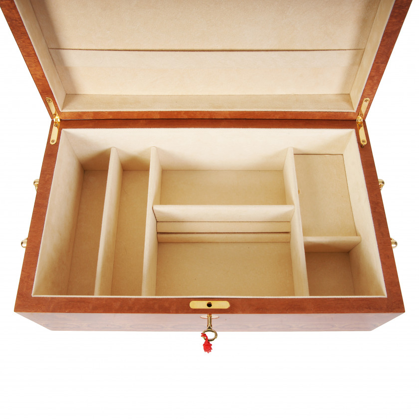 Jewelry box with musical mechanism Reuge