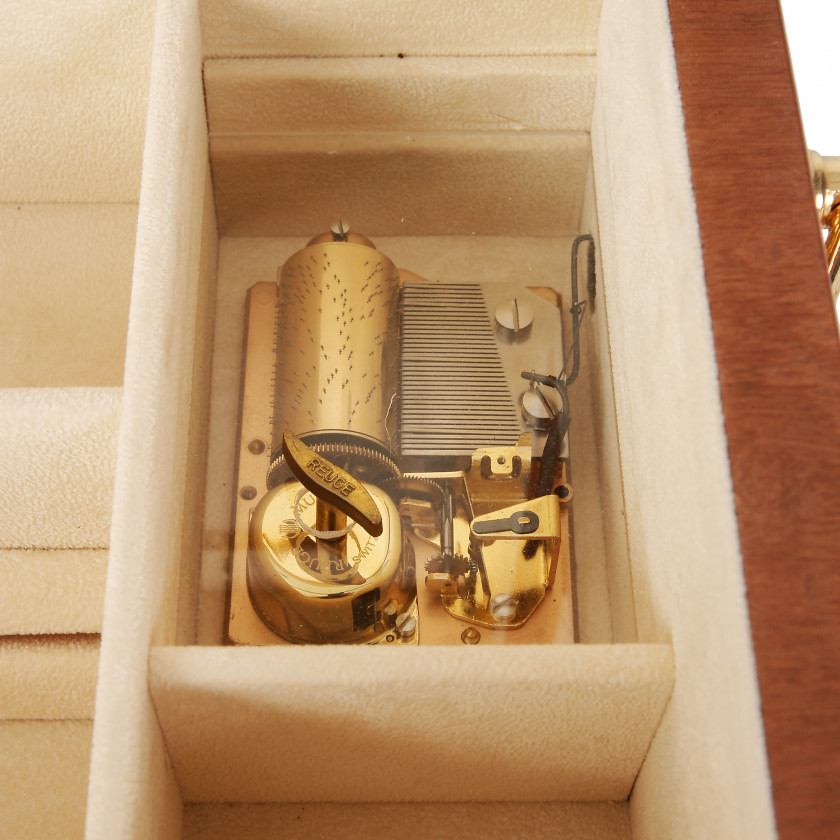 Jewelry box with musical mechanism Reuge