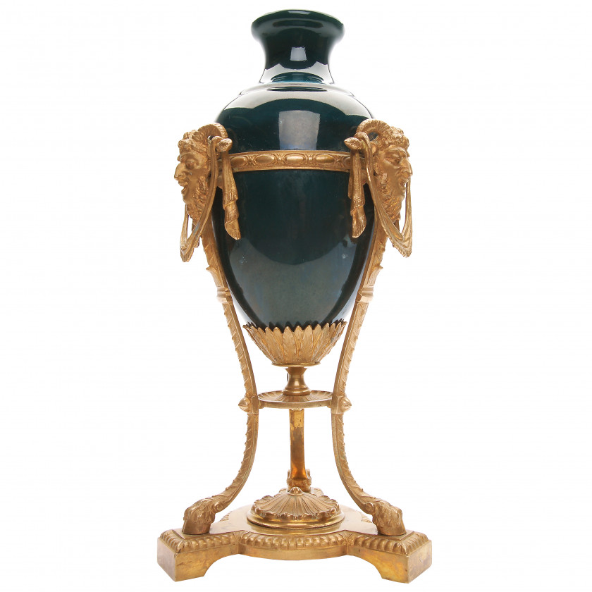 Керамическая ваза с бронзовой оправой