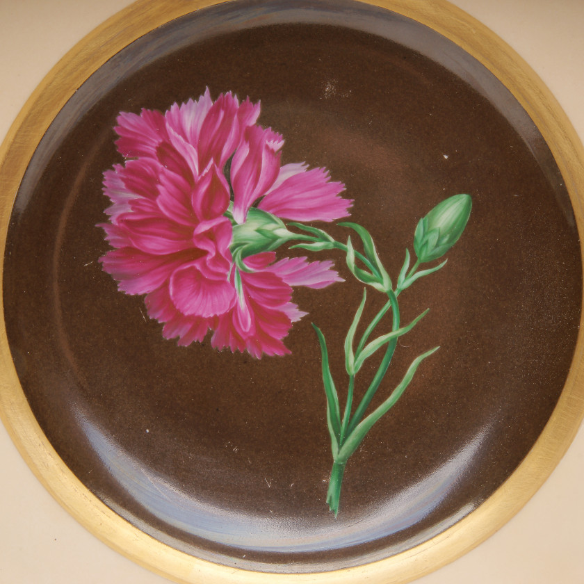 Фарфоровая декоративная тарелка "Гвоздика садовая"