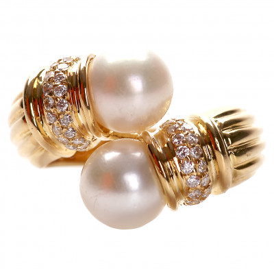 Gold ring with pearls and diamonds
