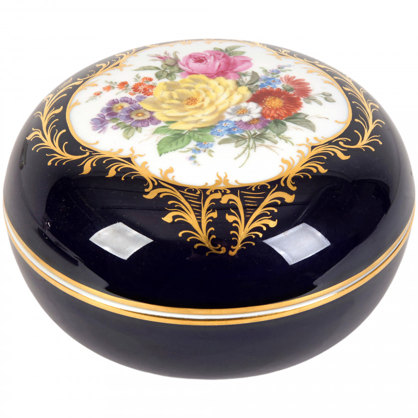 Large porcelain box