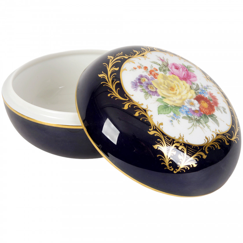 Large porcelain box